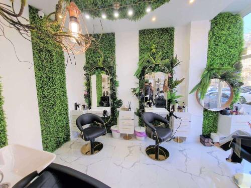 4 A.M. BEAUTY SALON (1)