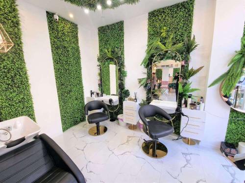 4 A.M. BEAUTY SALON (2)