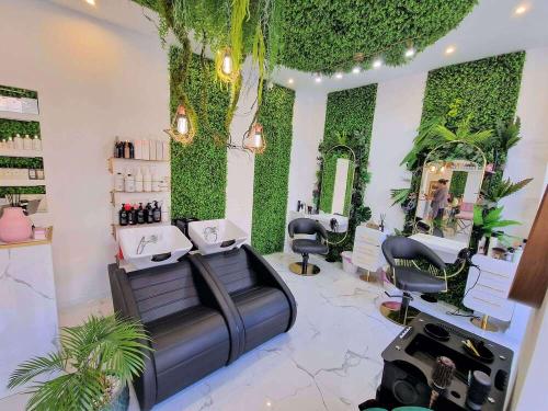 4 A.M. BEAUTY SALON (3)