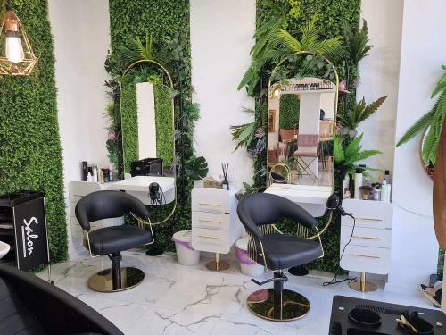 4 A.M. BEAUTY SALON (4)
