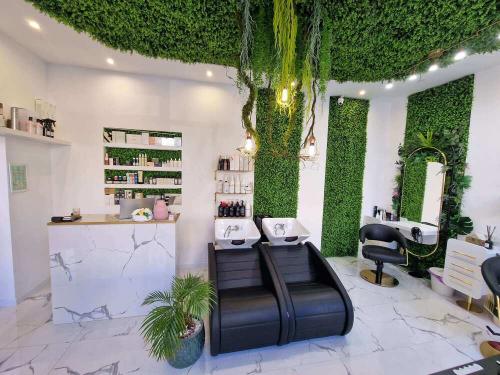 4 A.M. BEAUTY SALON (5)