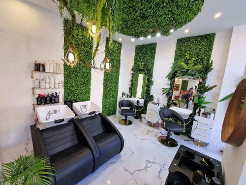4 A.M. BEAUTY SALON (6)